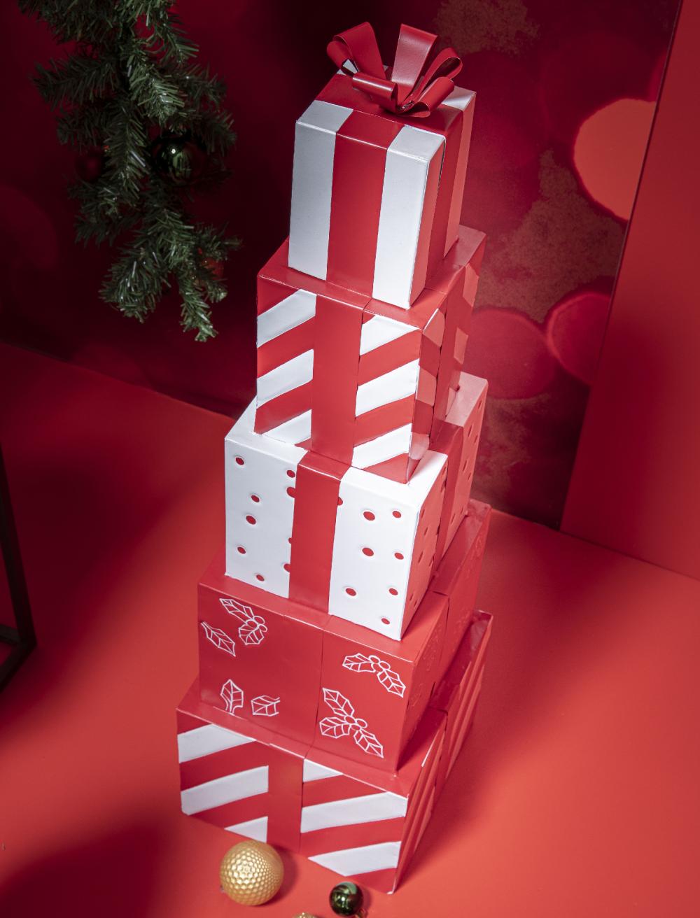 Ideas Para Decorar Tu Escaparate De Navidad con cajas y regalos